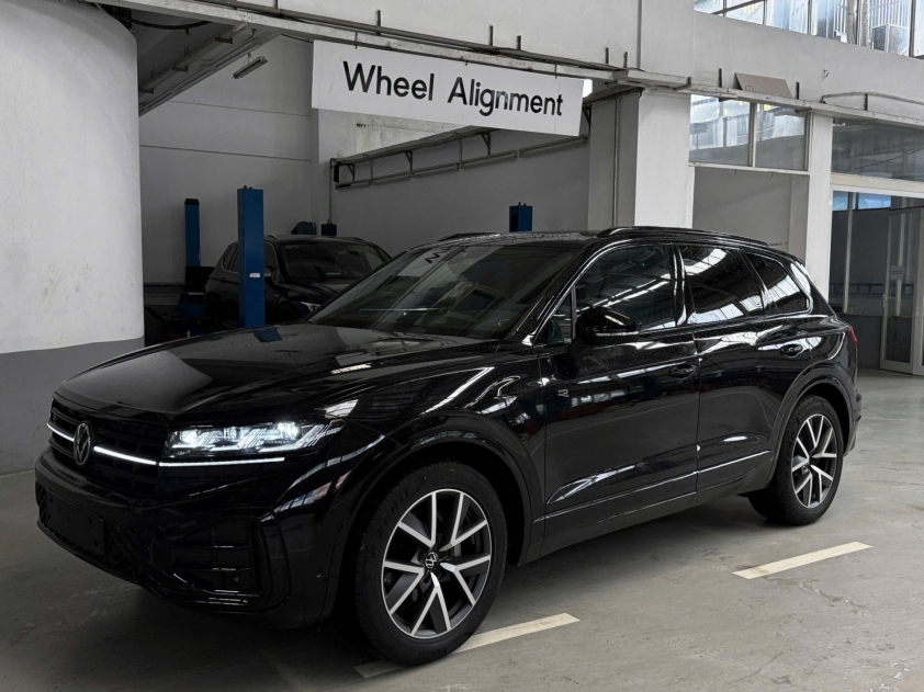 Volkswagen Touareg R-Line với thiết kế thể thao mạnh mẽ