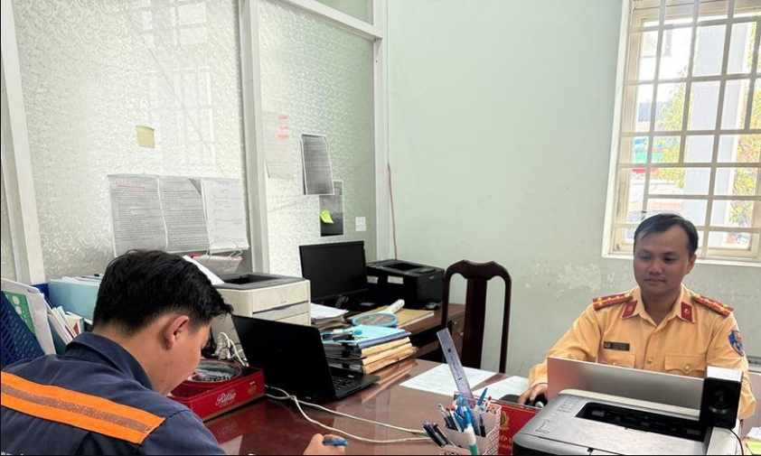 Xe chở rác chuyển làn và quay đầu ẩu trên đường Tô Ký