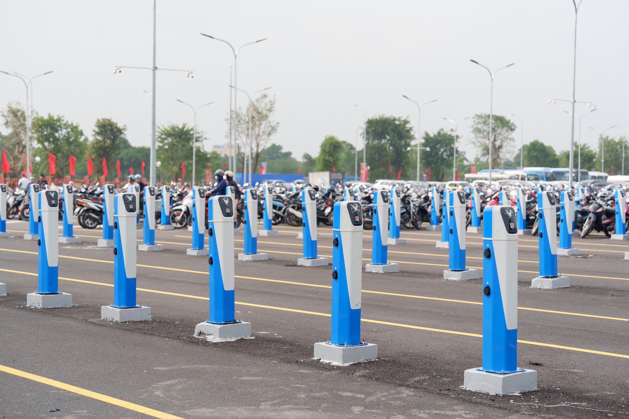 Hệ thống trụ và súng sạc hiện đại tại Trung tâm Triển lãm Việt Nam