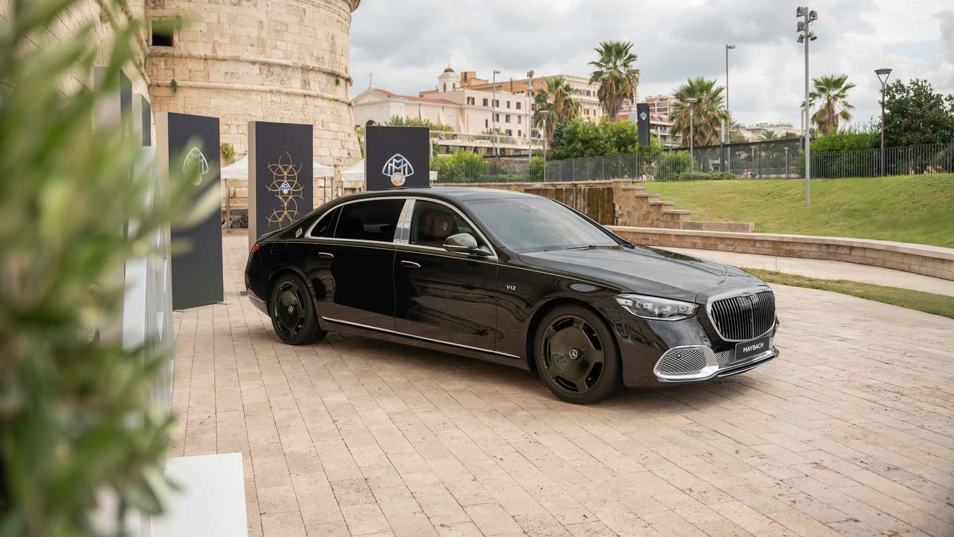 Mâm nguyên khối xanh Olive cùng huy hiệu Maybach