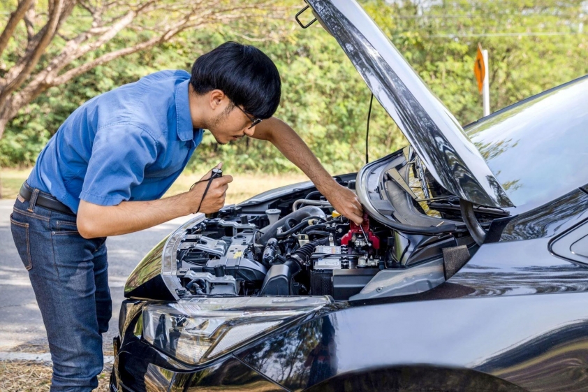 Ắc quy yếu khiến xe khó khởi động