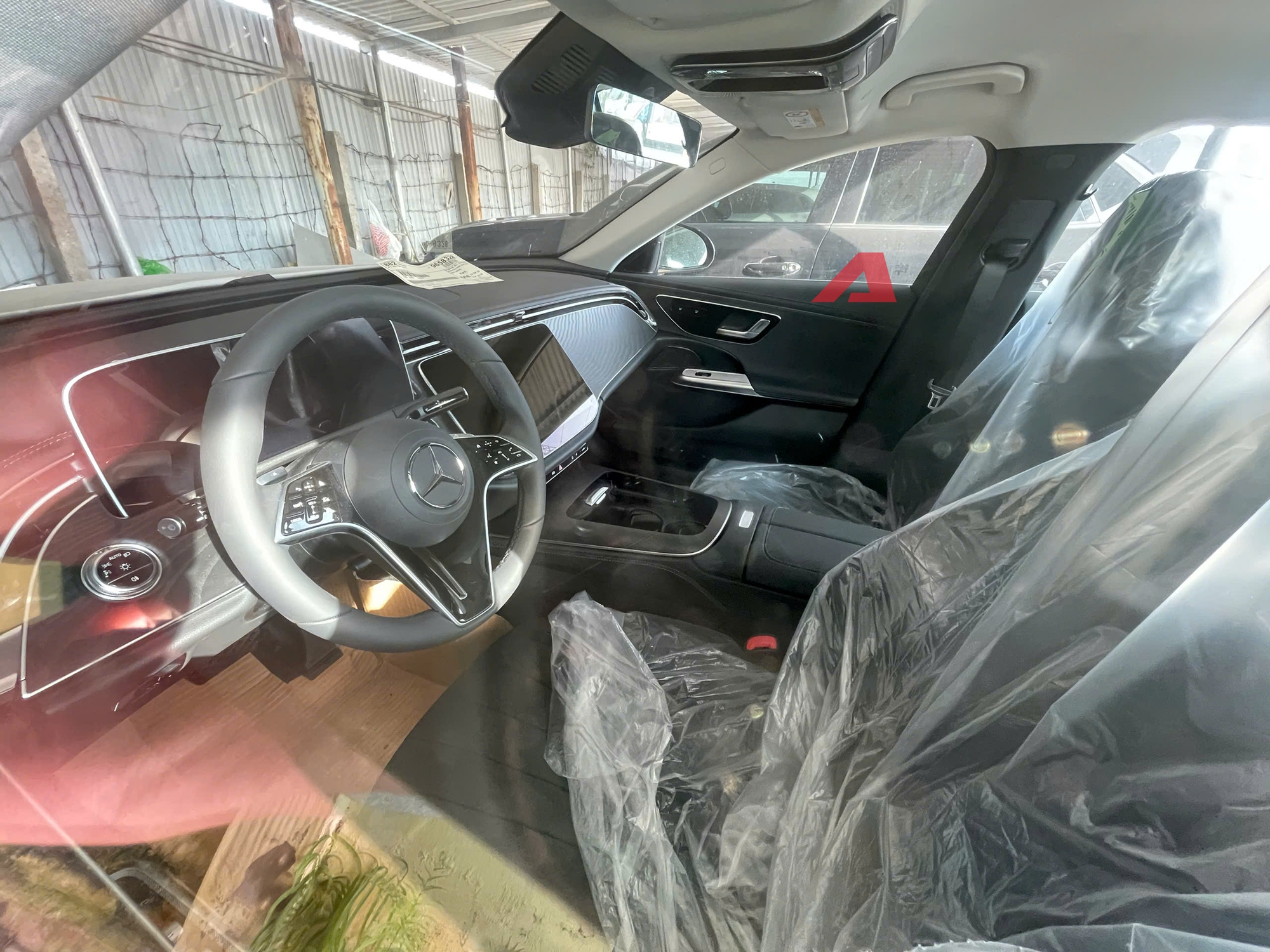 Nội thất Mercedes-Benz E-Class 2025 tông màu đen