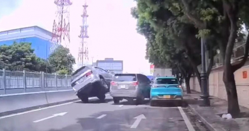 Vị trí xe Fortuner lật nghiêng và xe Innova tại hiện trường