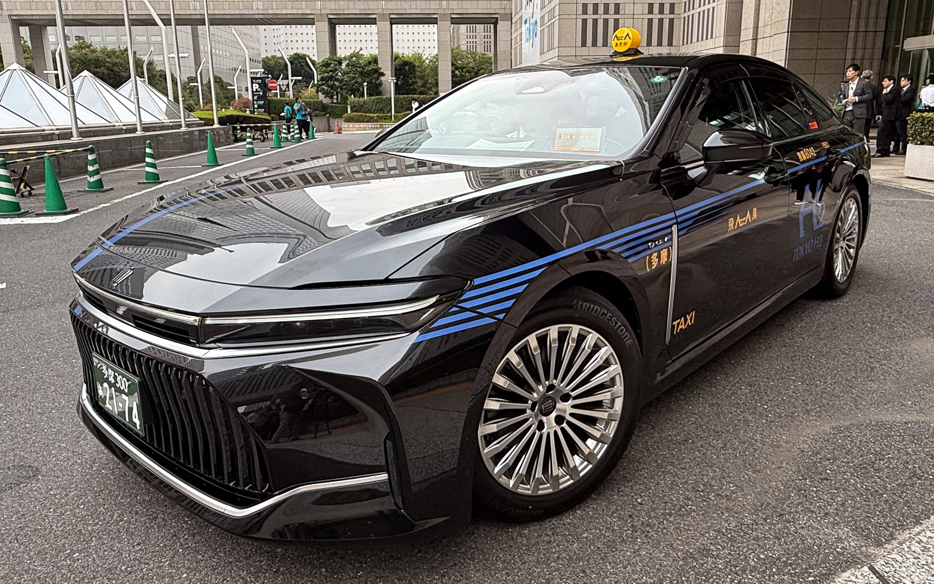 Trải nghiệm lái thử Toyota Crown Sedan chạy pin hydro