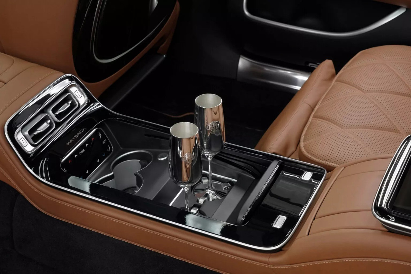 Trang trí logo Maybach trên nội thất
