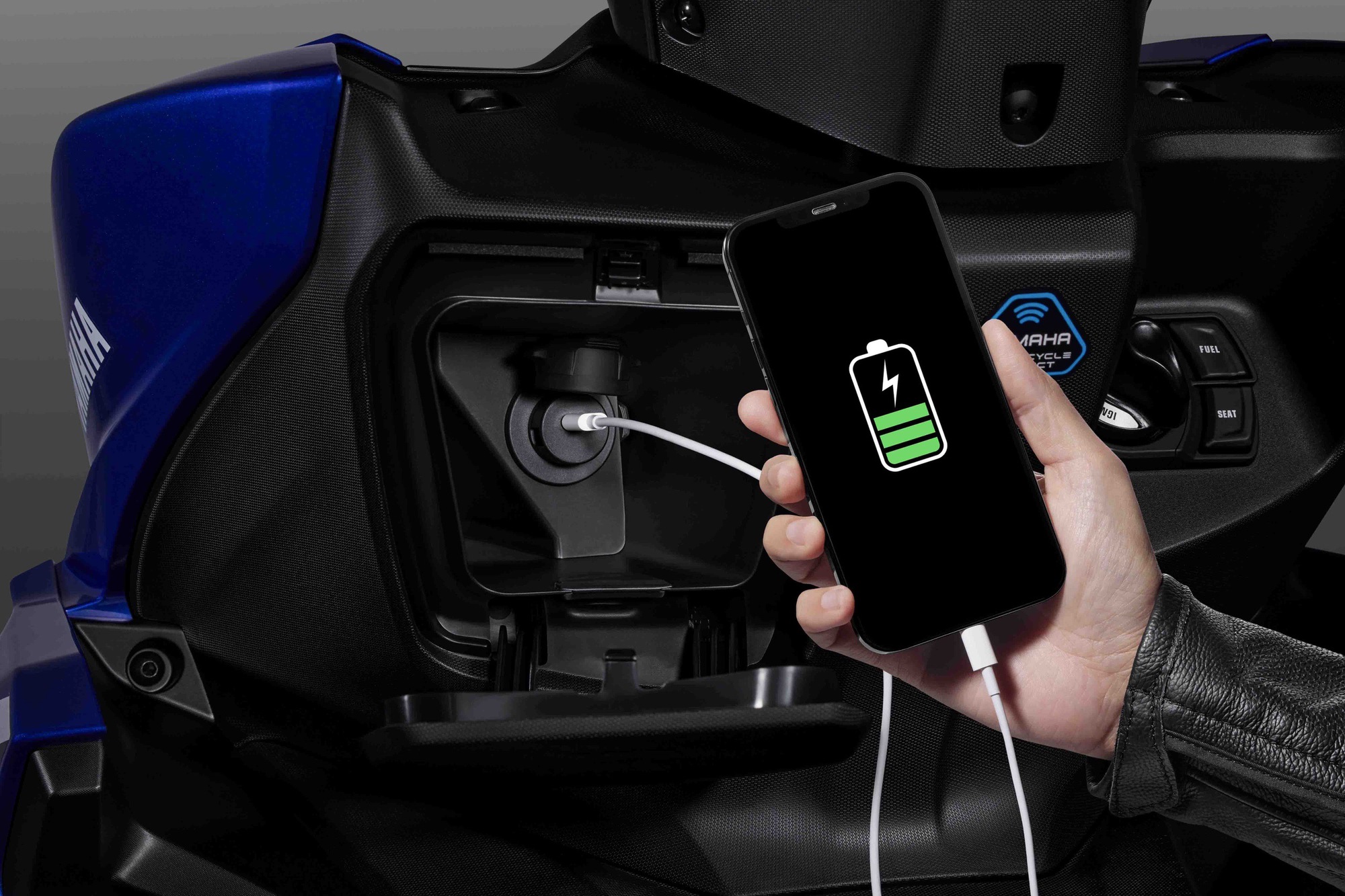 Phanh ABS, Smartkey và đèn tín hiệu dừng khẩn cấp trên xe ga Yamaha Aerox 2025