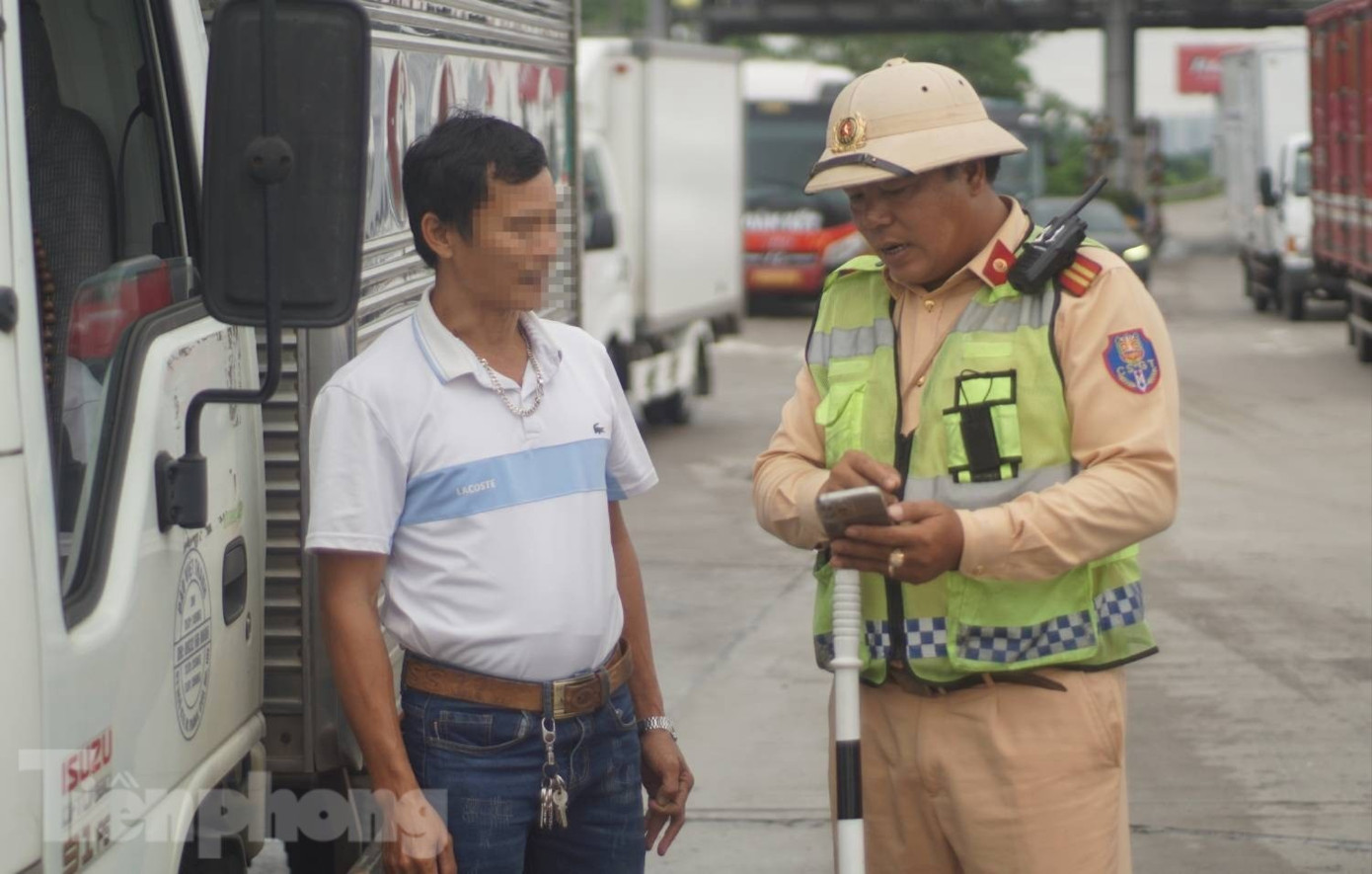 CSGT tuyên truyền tài xế xe tải