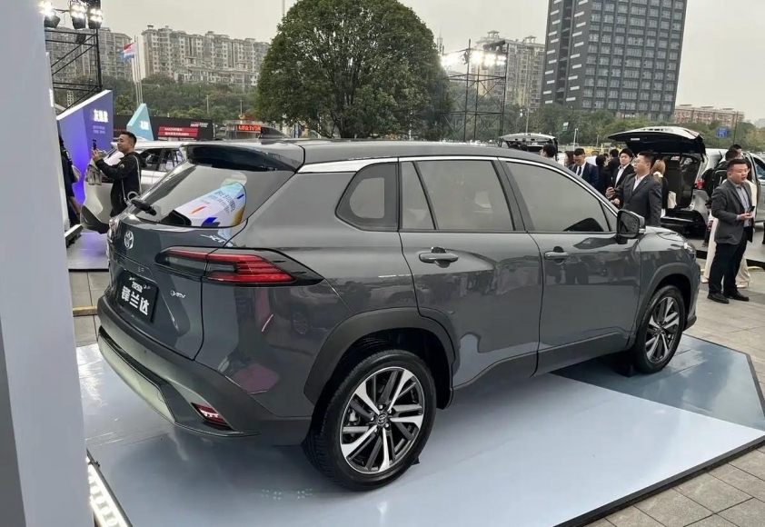 Khoang nội thất Toyota Frontlander 2026