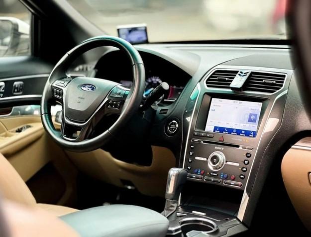 Nội thất rộng rãi của Ford Explorer đời 2016