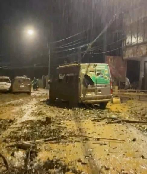 Ô tô bị thiệt hại do sạt lở và ngập nước