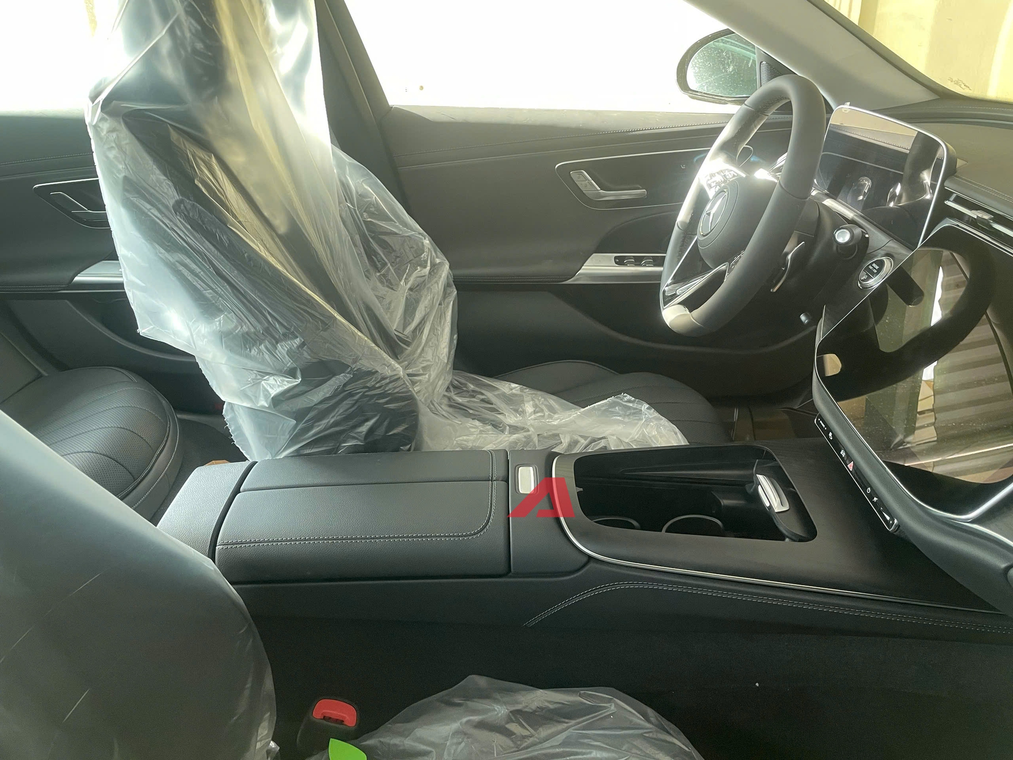 Bệ trung tâm gọn gàng trên Mercedes-Benz E-Class mới