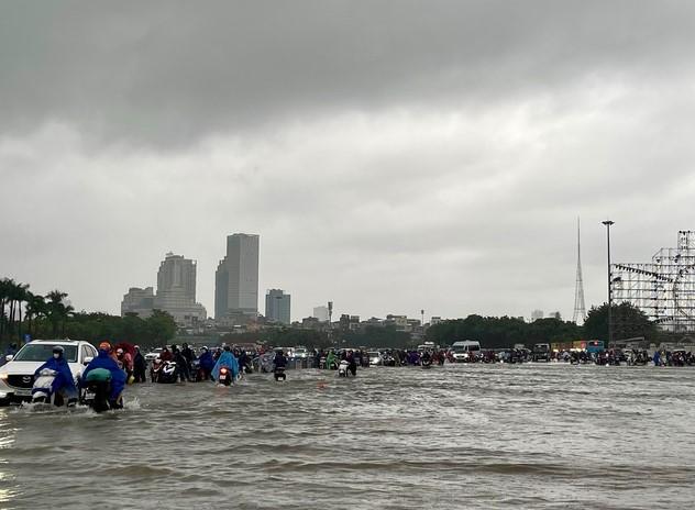 Ngập úng tại Đại lộ Thăng Long