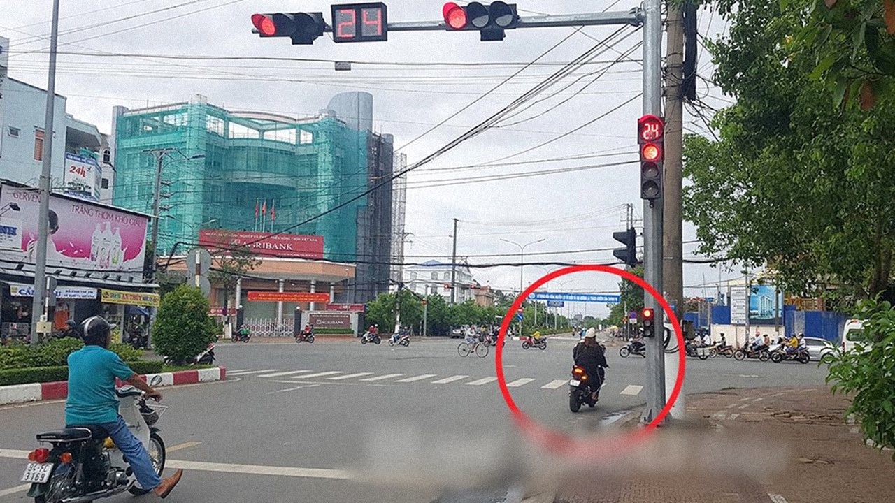 Nhiều người có thói quen hễ đến ngã tư là rẽ phải mặc kệ đèn đỏ hay không