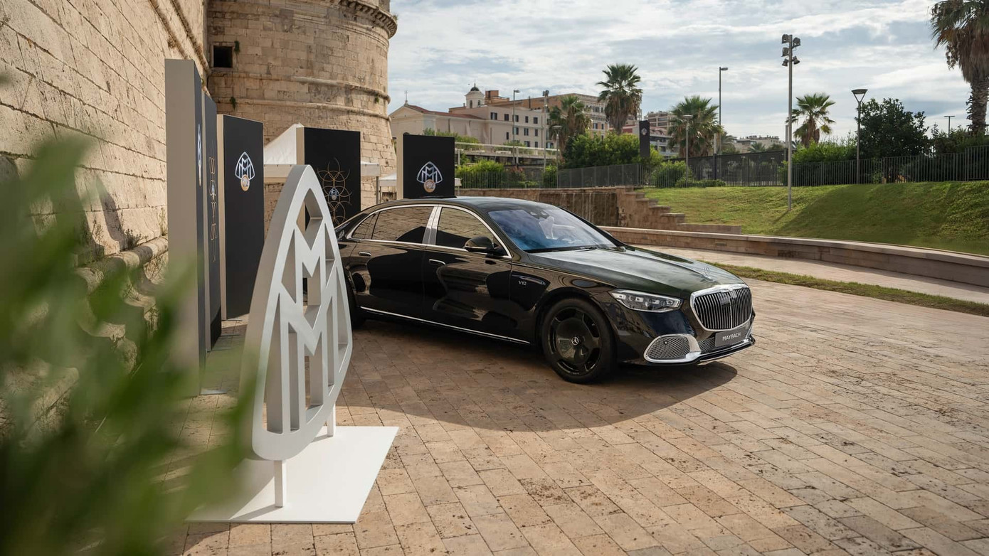Xe siêu sang Mercedes-Maybach S680 màu đen bóng bẩy