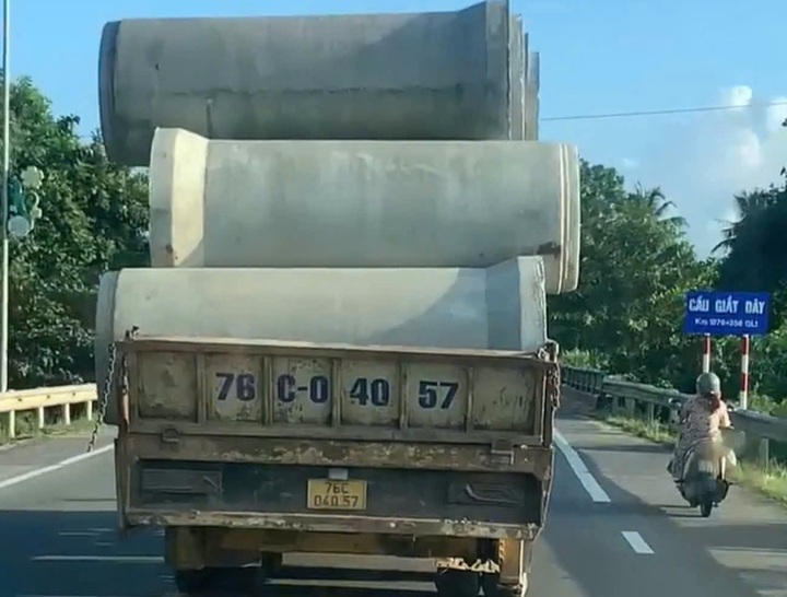 Xe tải chở cống bi nhưng không chằng buộc