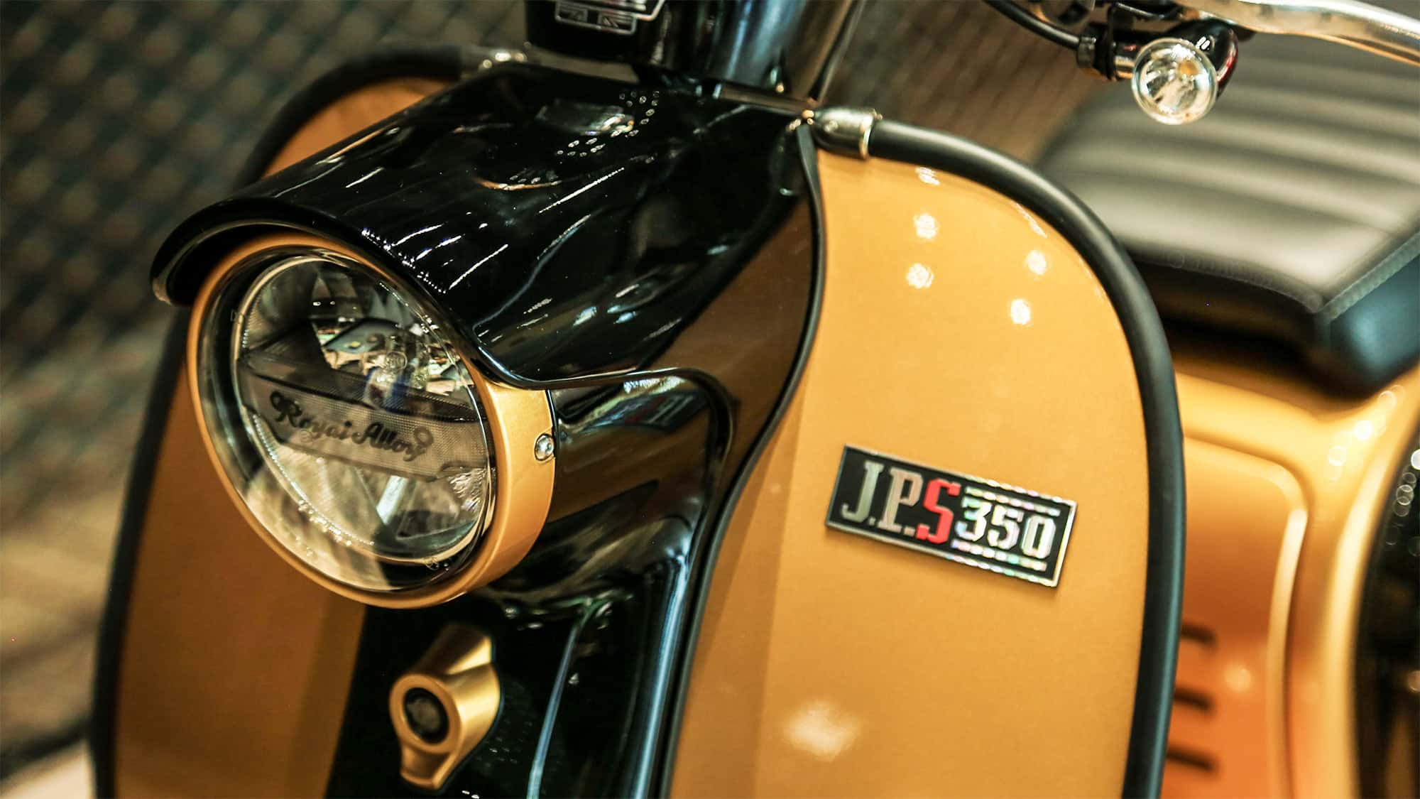 Mẫu xe tay ga Royal Alloy JPS 350: Cổ điển đến từng tấm thép, hiện đại đến từng chi tiết!- Ảnh 6. Royal Alloy JPS 350 khẳng định phong cách riêng biệt