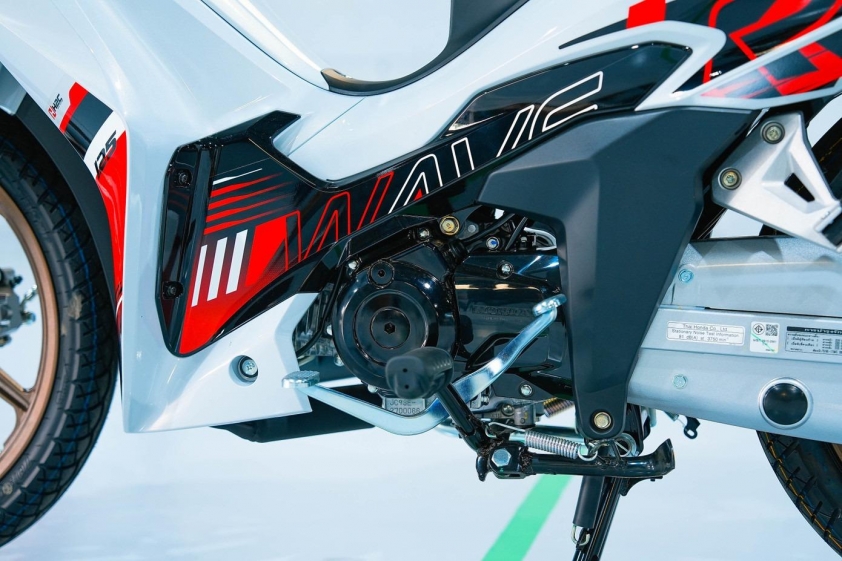 Honda Wave 125 R Special Edition Profender 5 Tiện ích khóa thông minh và cổng sạc trên xe