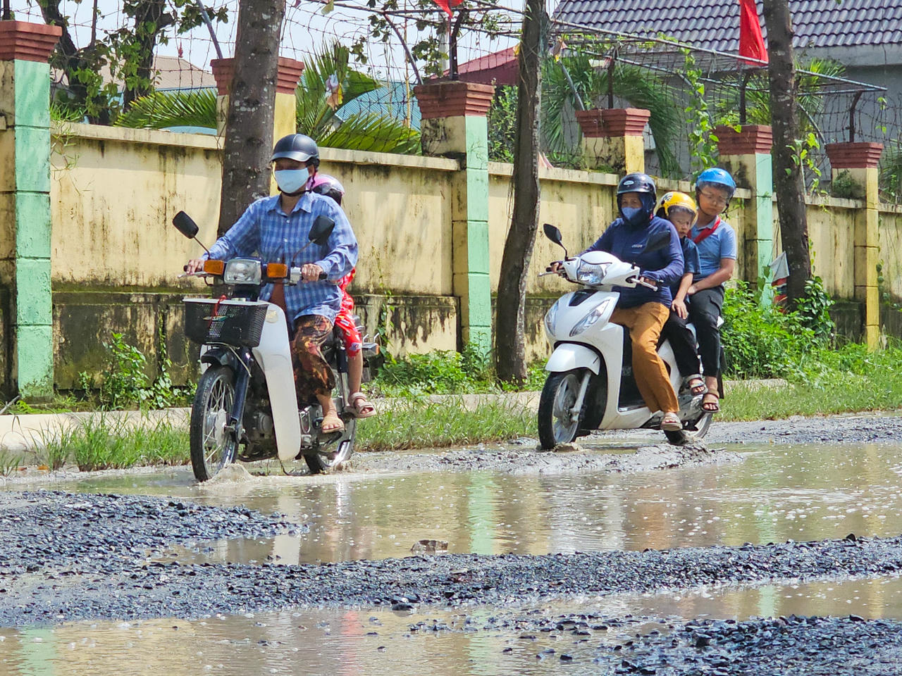 Phụ huynh vất vả khi đưa đón con qua tuyến đường hư hỏng