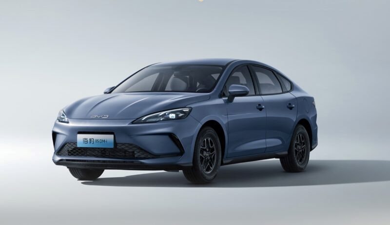 Phần đầu xe với lưới tản nhiệt mới