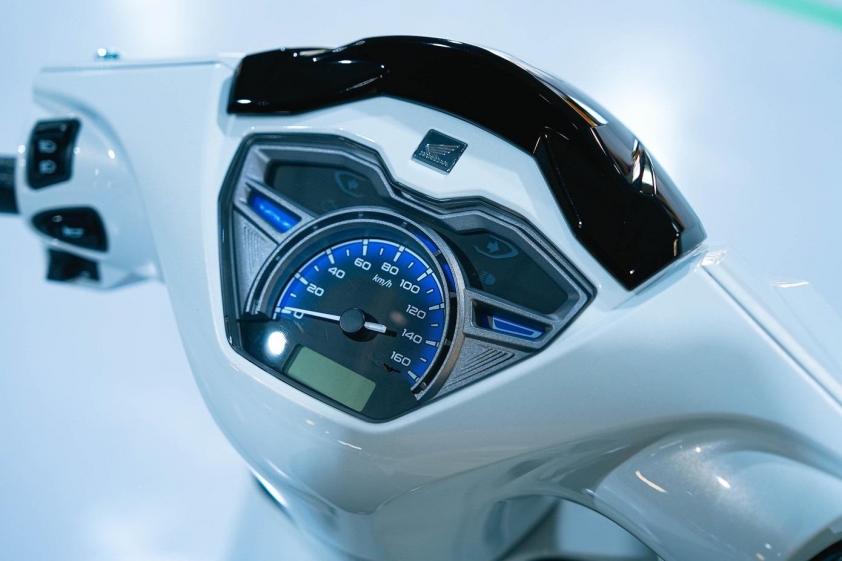 Honda Wave 125 R Special Edition Profender 6 Cốp chứa đồ rộng rãi và đồng hồ hiển thị đa dạng