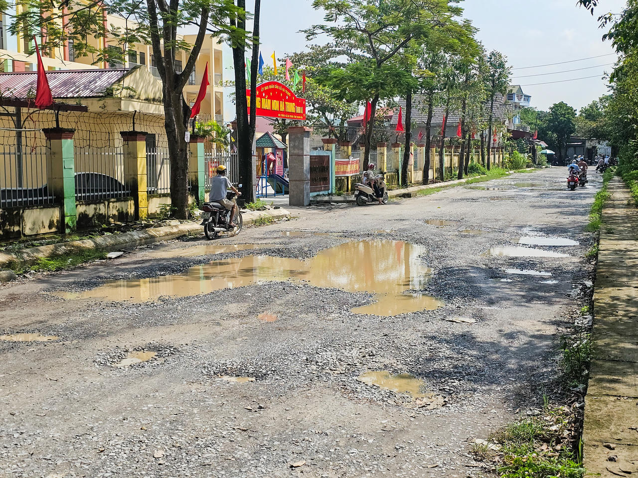 Cổng chính Trường Mầm non xã Hà Trung khu A nằm trên trục đường này
