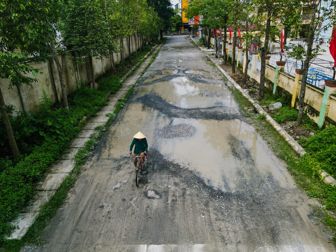 Nhiều vị trí trên mặt đường biến thành vũng nước sau mưa