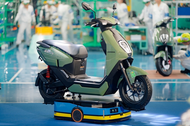 Xe máy điện Honda nhỏ gọn với cốp rộng rãi