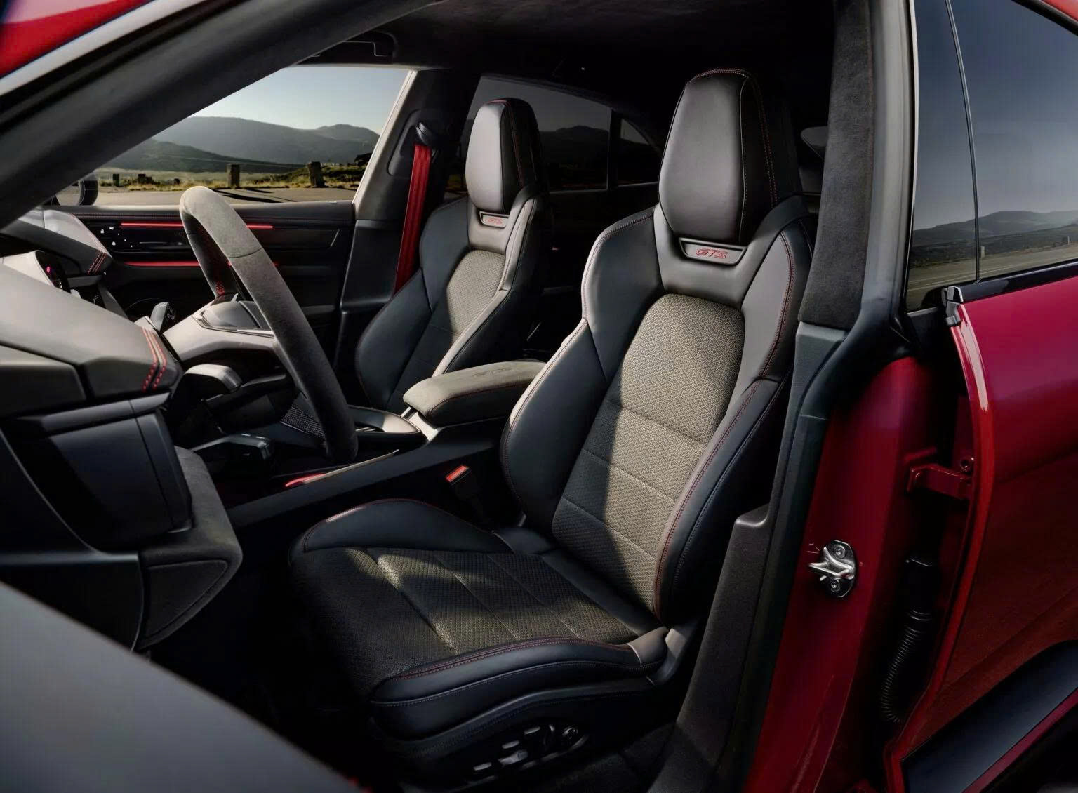 Vô-lăng có logo GTS trên màn hình kỹ thuật số