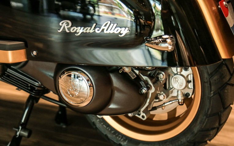 Mẫu xe tay ga Royal Alloy JPS 350: Cổ điển đến từng tấm thép, hiện đại đến từng chi tiết!- Ảnh 1. Xe tay ga Royal Alloy JPS 350 phong cách cổ điển