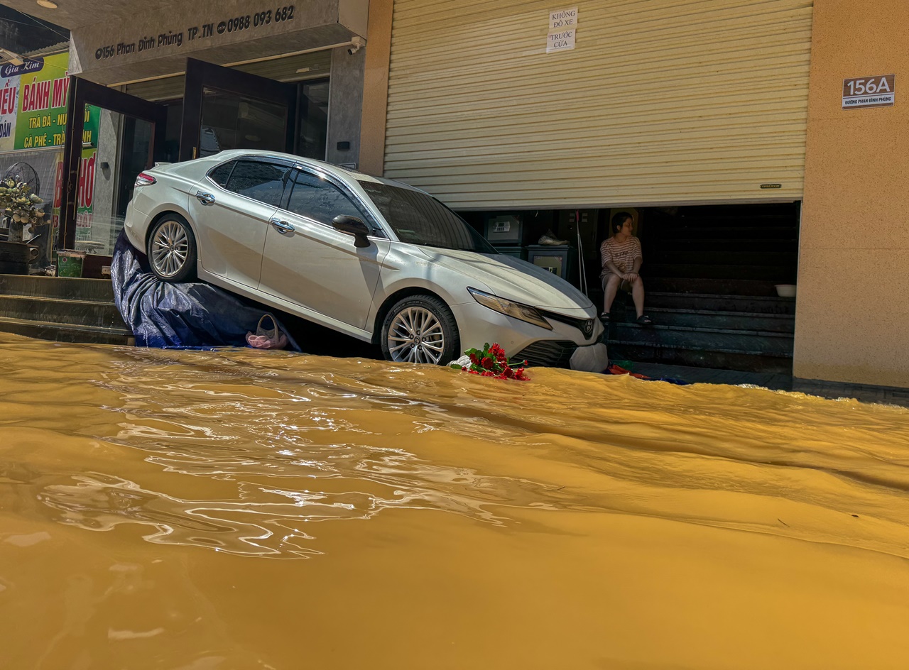 Xe kê gạch vẫn bị lũ ngập