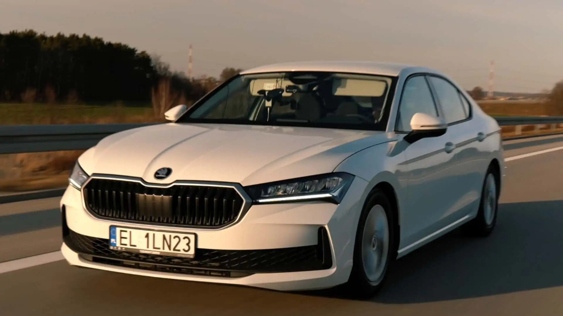 Xe Skoda Superb trên đường cao tốc