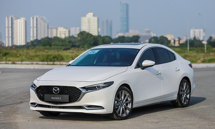 Xe sedan Mazda3 màu trắng