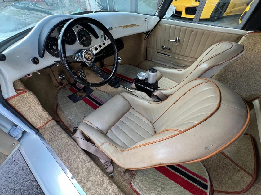 Dòng chữ Porsche màu vàng trên táp-lô