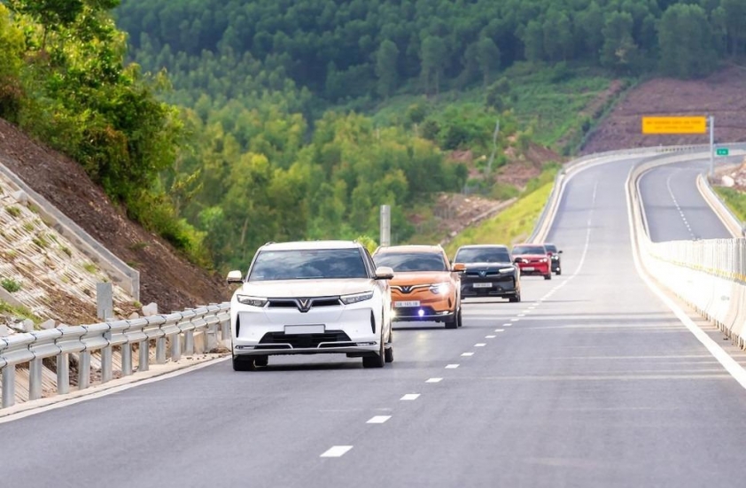 Xe điện trên đường cao tốc