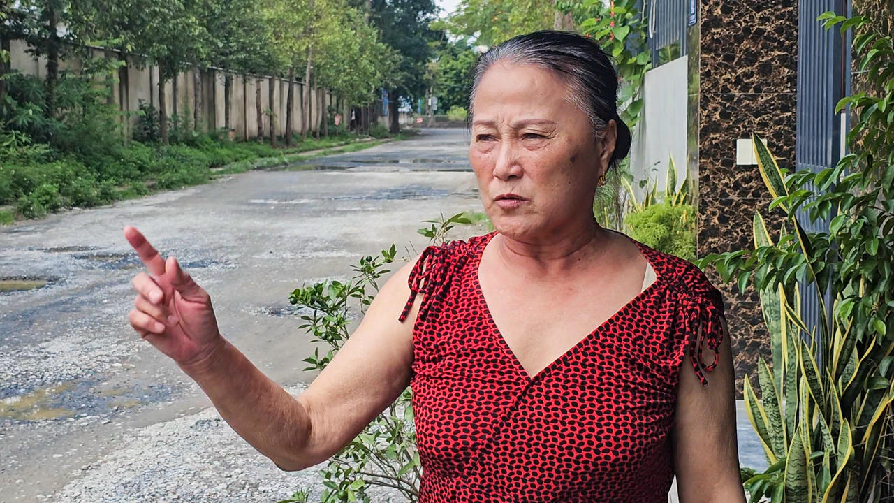 Bà Nguyễn Thị Bình bức xúc về bụi và ngập nước