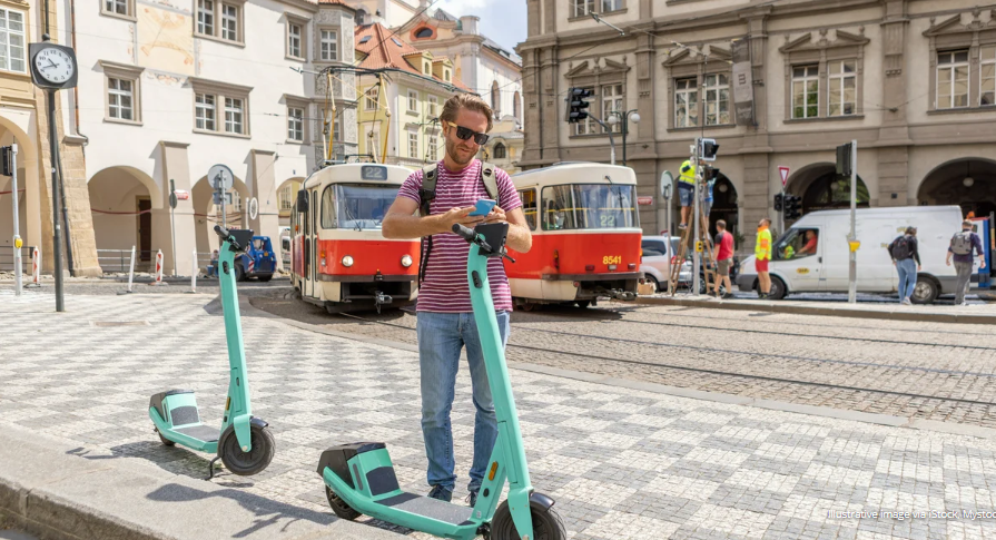 Cảnh đường phố Praha với xe scooter điện