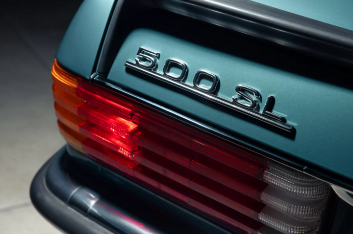 Lớp sơn bóng loáng của chiếc xe cổ