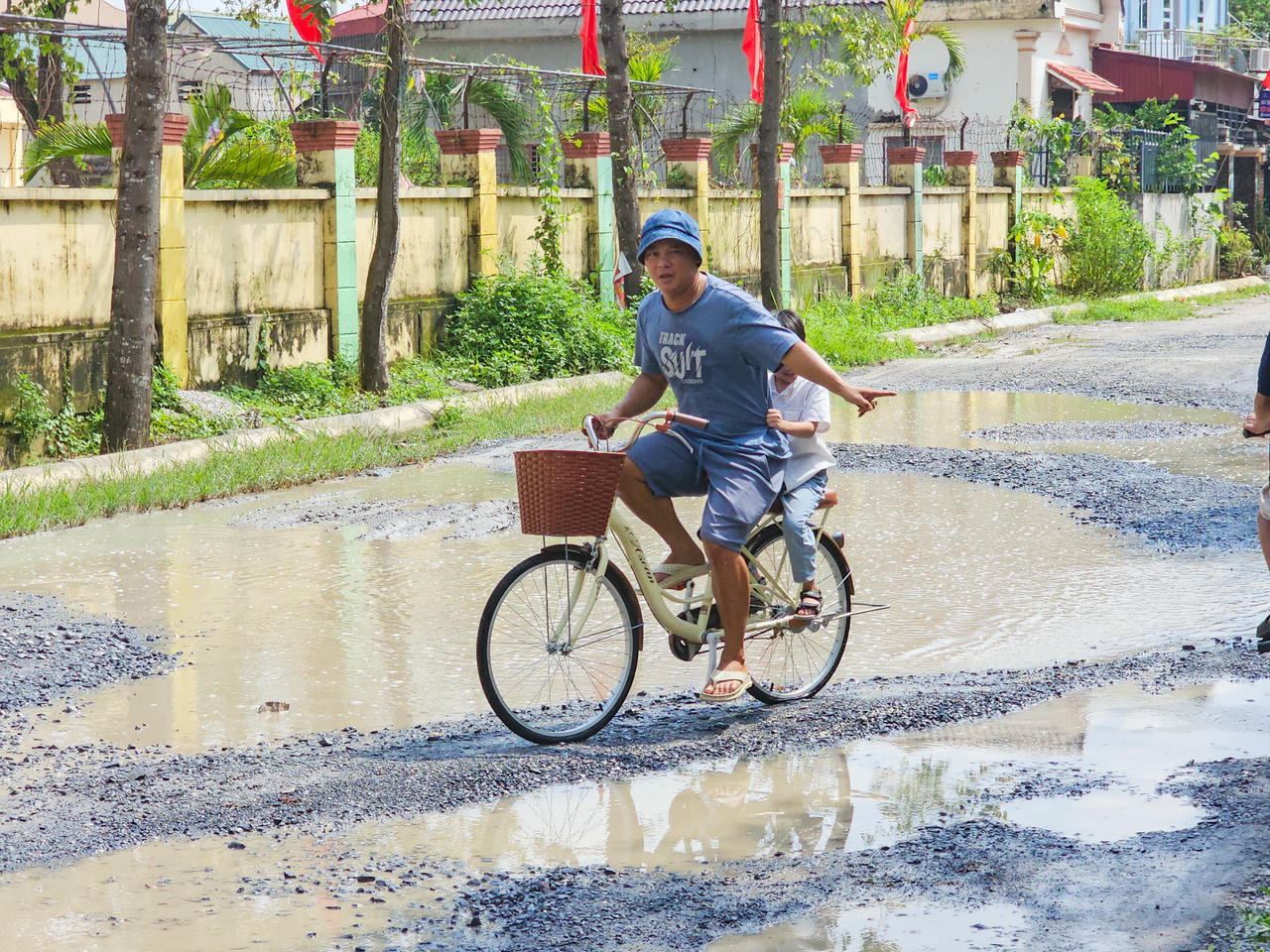 Vũng nước khiến người tham gia giao thông phải giữ thăng bằng
