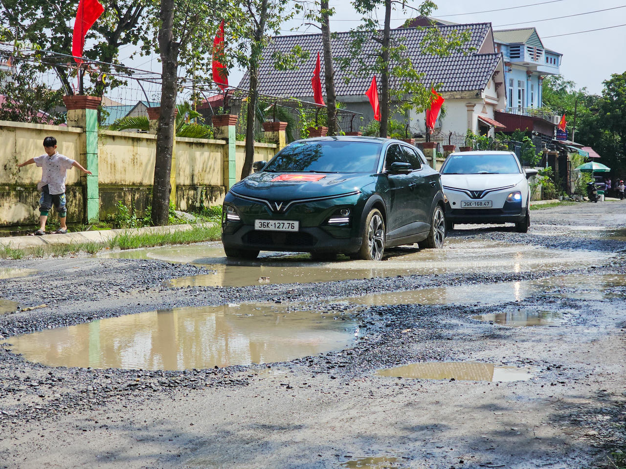 Mặt đường ngày càng xuống cấp nặng hơn