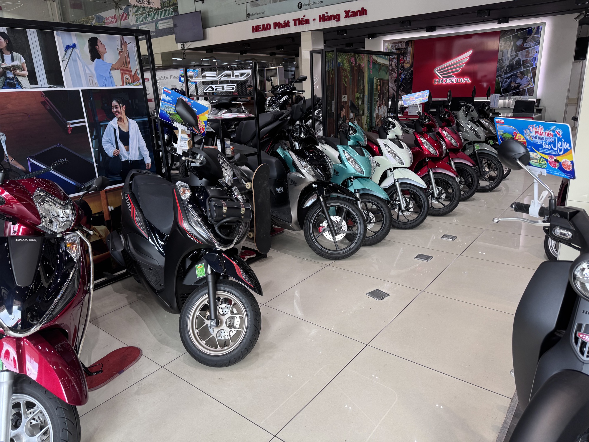 Cửa hàng xe máy xăng vắng khách