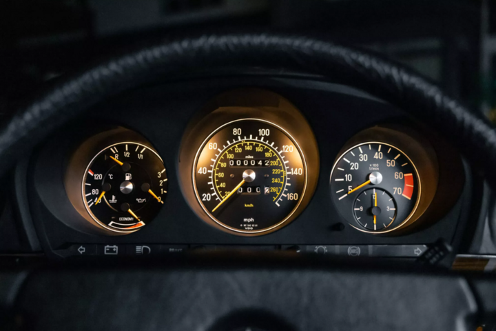 Mercedes-Benz 500 SL bảo quản nguyên bản