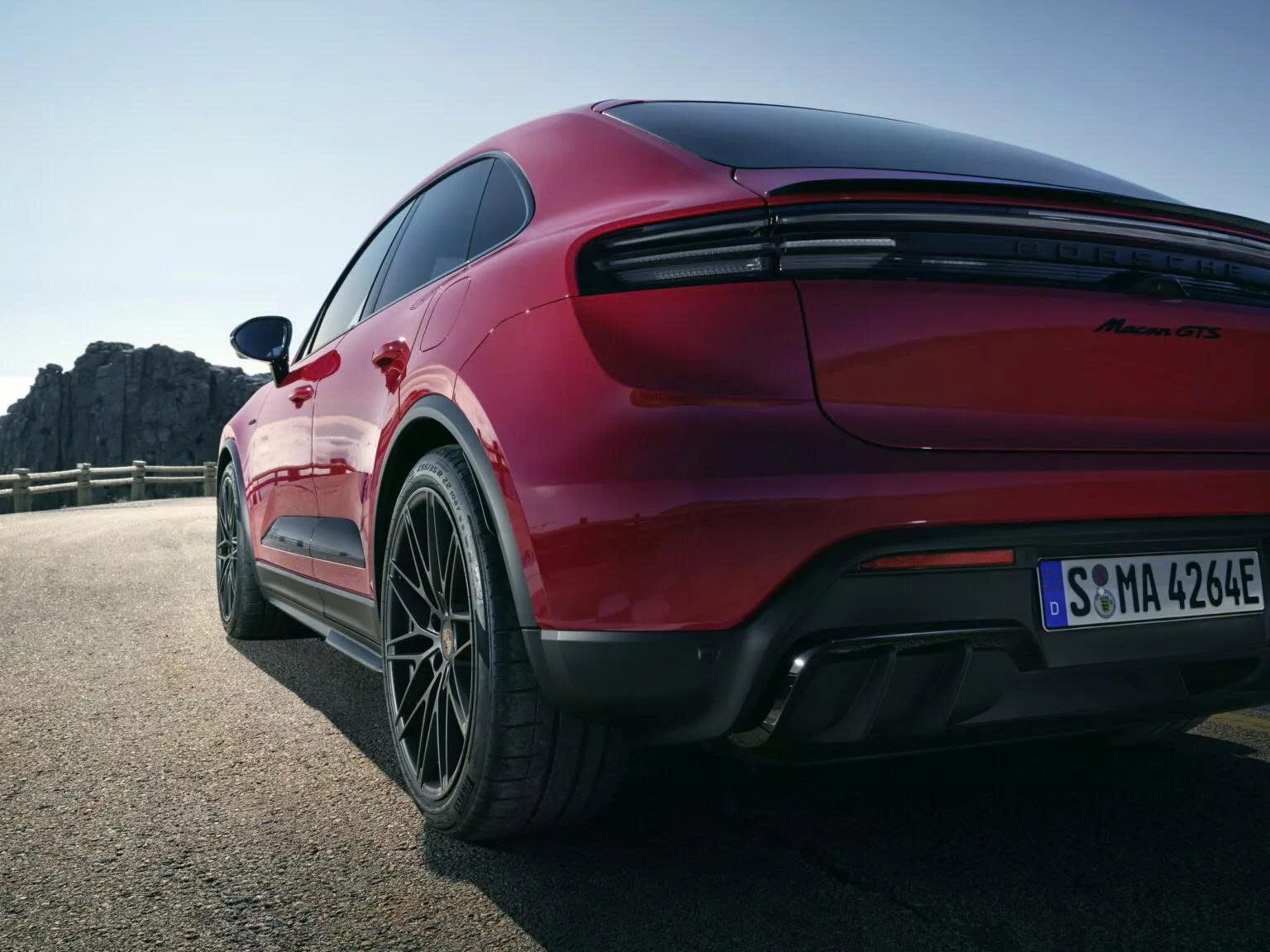 Porsche Macan GTS màu đỏ Carmine Red từ phía sau