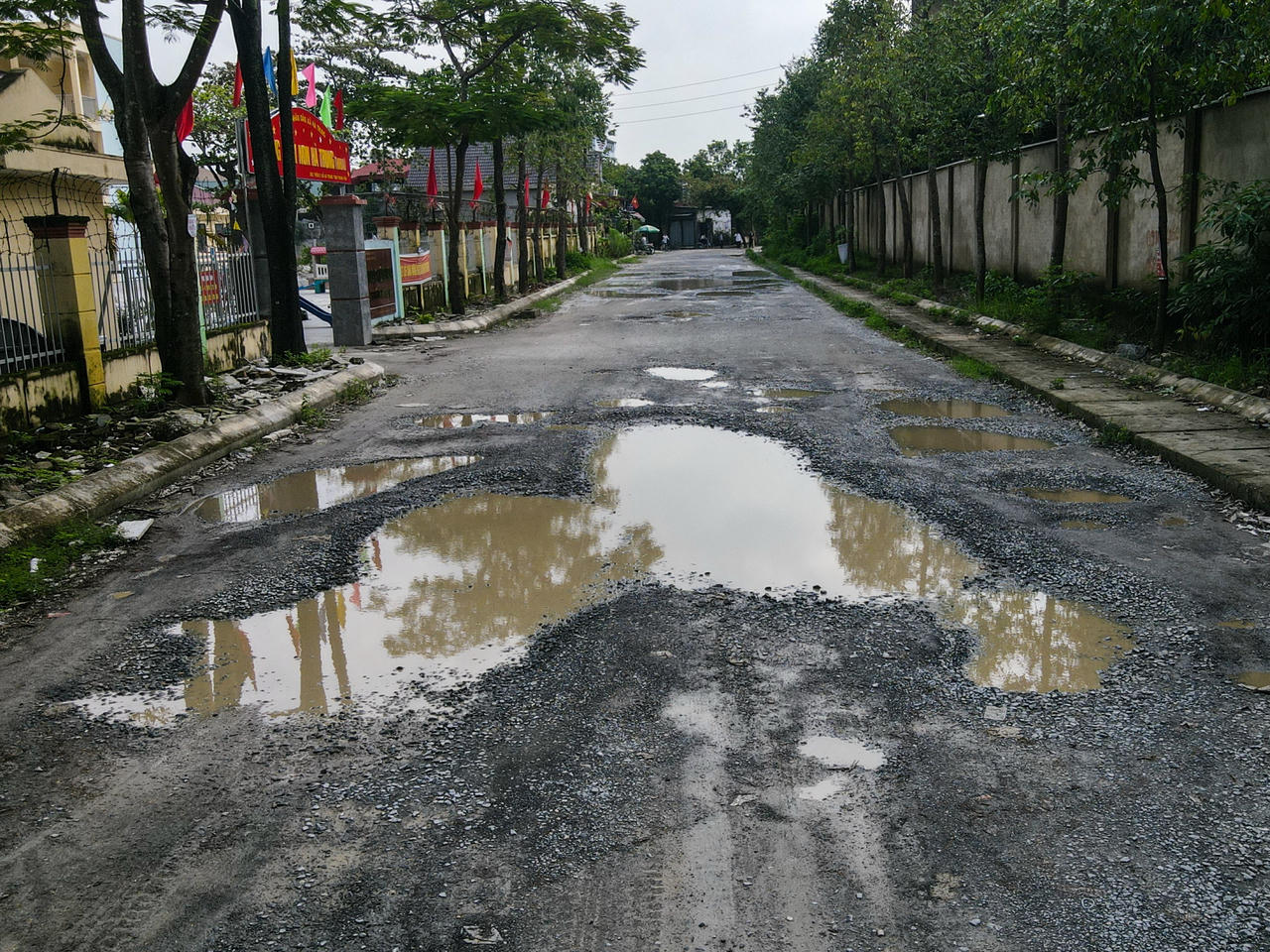 Tuyến đường chỉ mới rải đá cấp phối, chưa rải nhựa asphalt