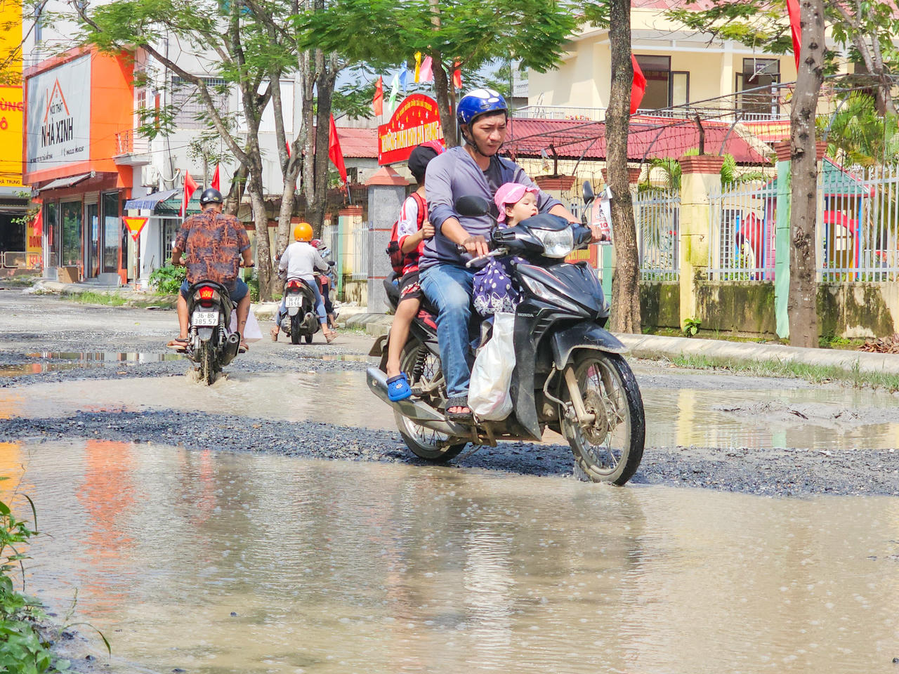 Mặt đường hư hỏng nặng với ổ gà và ổ voi
