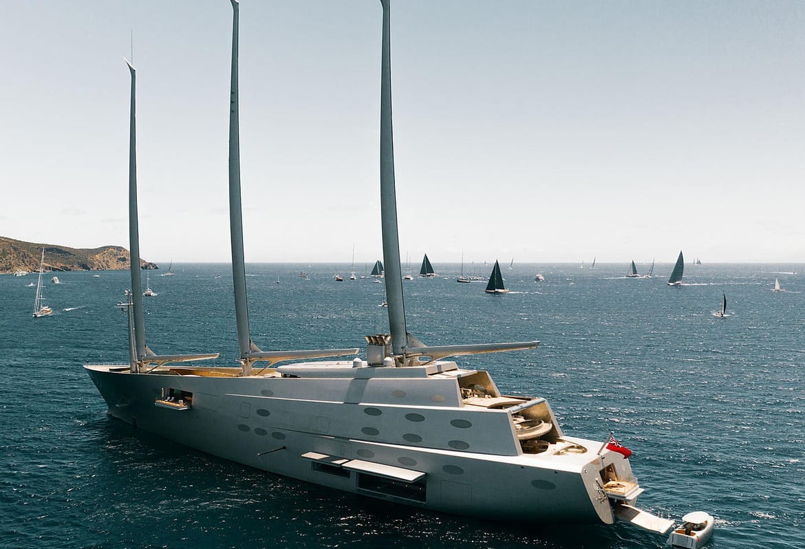 Du thuyền Sailing Yacht A màu bạc neo ngoài khơi Trieste
