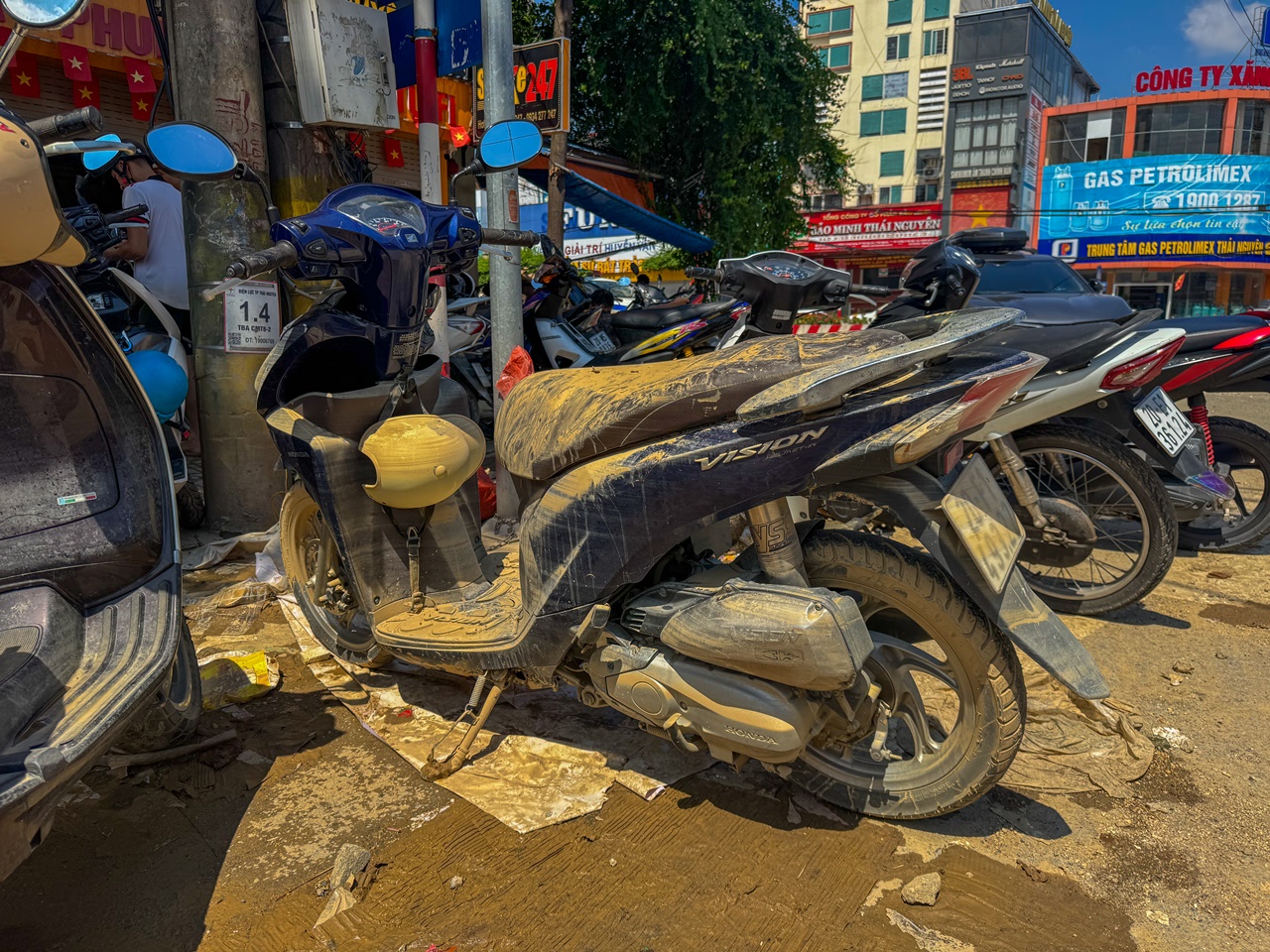 Hàng dài xe bị mắc kẹt, chủ bất lực