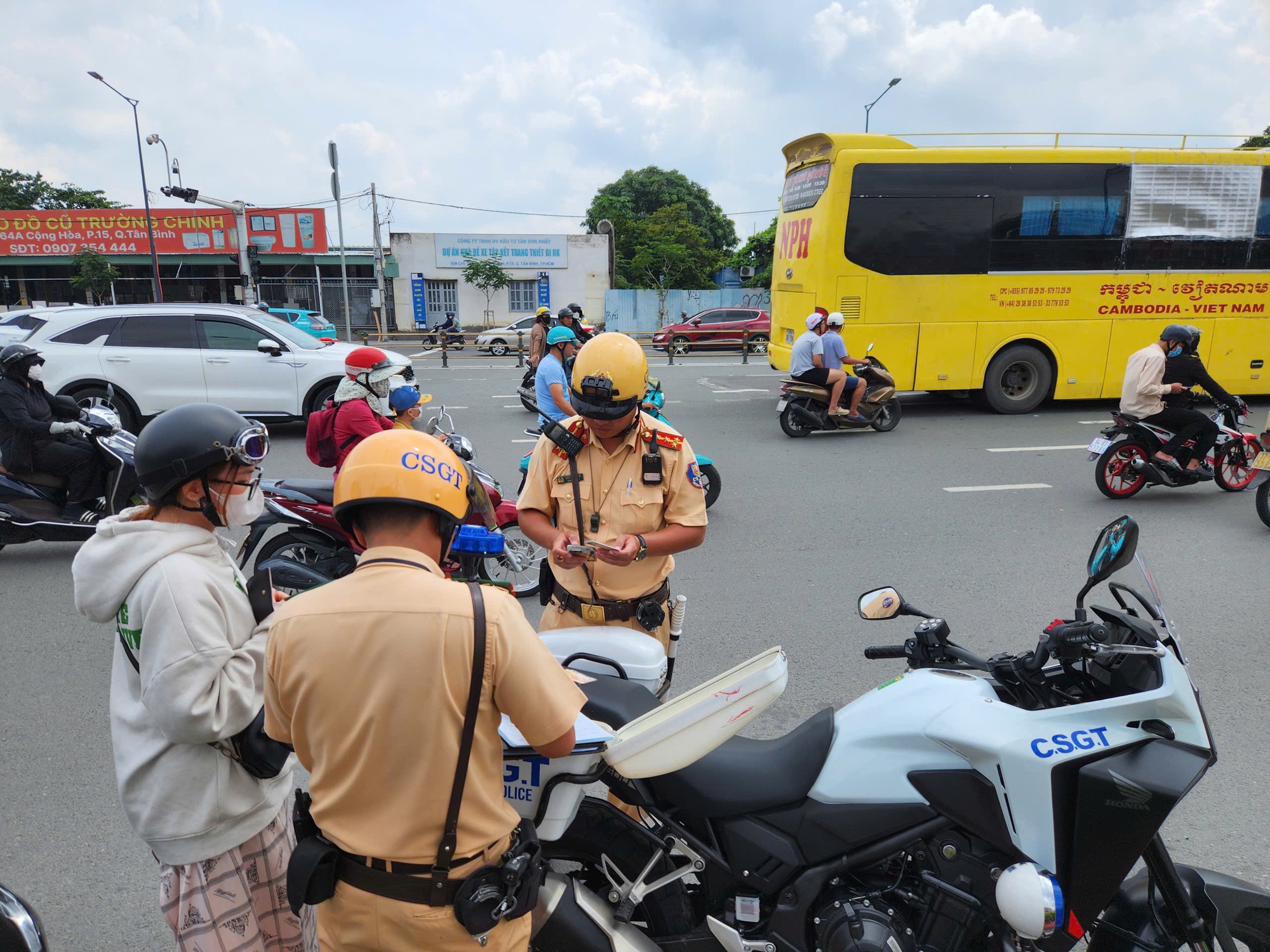 CSGT TP HCM phạt nguội gần 250 trường hợp vào ngày 12-10.