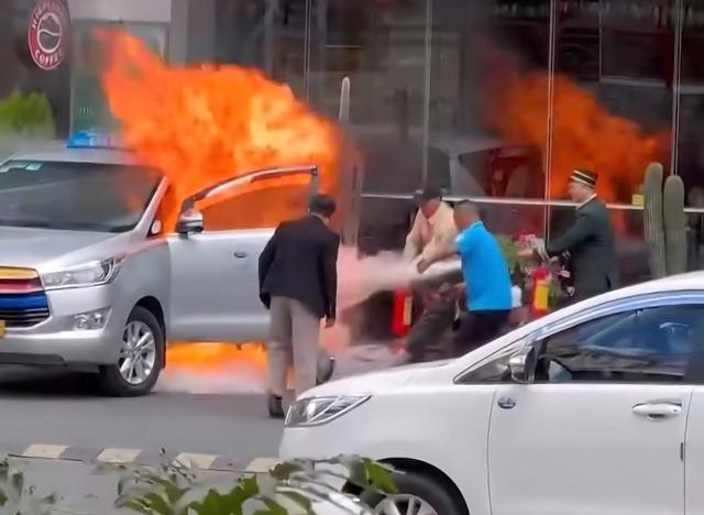 Taxi bốc cháy dữ dội