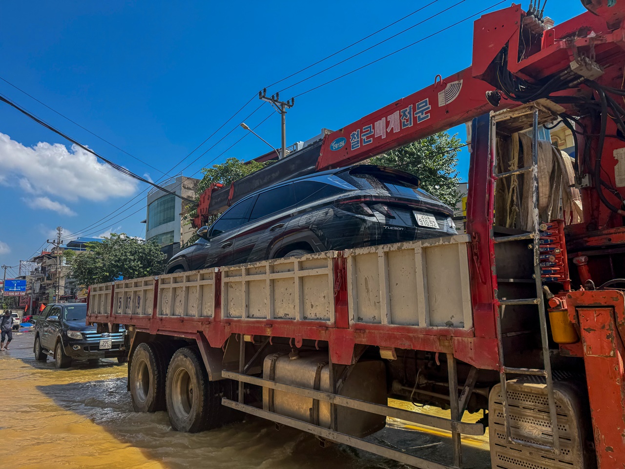 Lực lượng chức năng tích cực cứu hộ