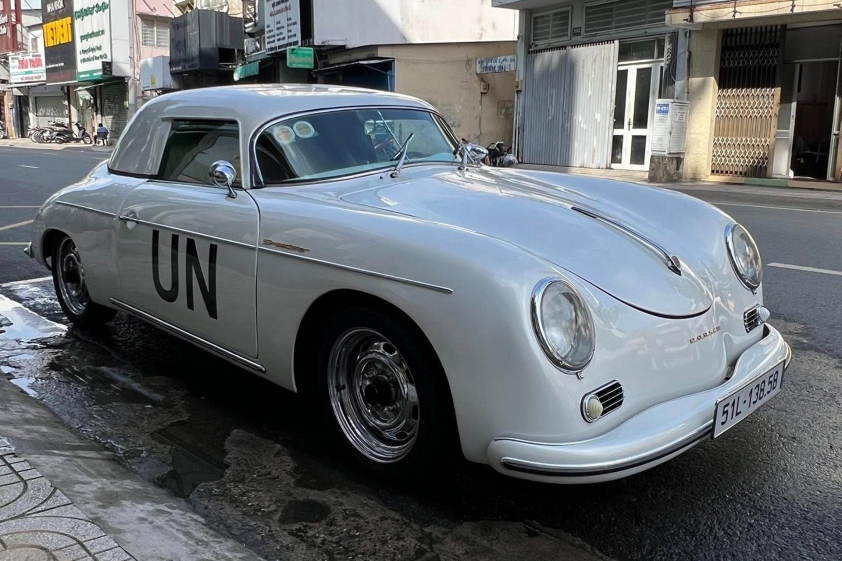 Chiếc Porsche 356A Speedster màu trắng với thiết kế bo tròn đặc trưng